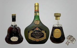 骨董品を査定している画像