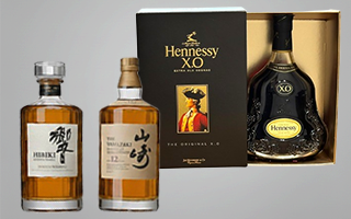 骨董品を査定している画像