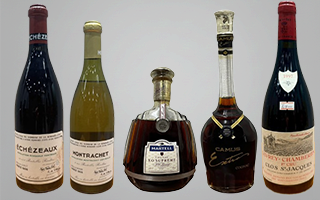 骨董品を査定している画像