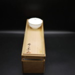 【奈良県生駒市】井上 萬二 作『白磁 笹彫文 蓋付 湯呑』をお譲りいただきました。
