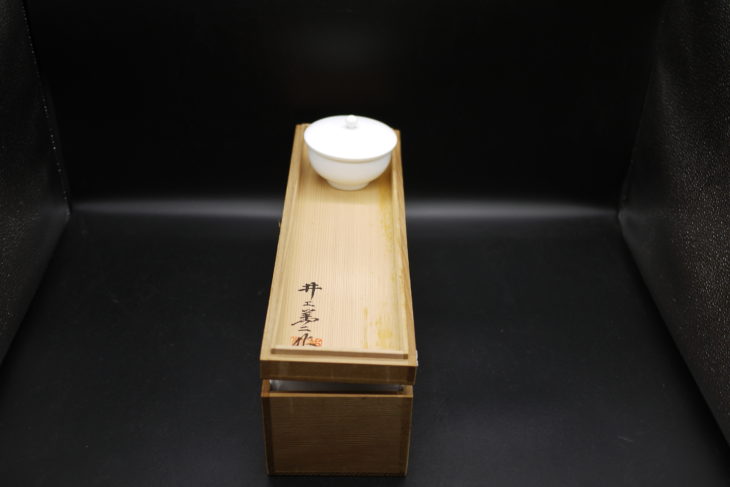 【奈良県生駒市】井上 萬二 作『白磁 笹彫文 蓋付 湯呑』をお譲りいただきました。