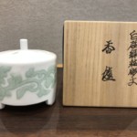 松坂市にて、井上 萬二 作『白磁緑釉彫文 香櫨』