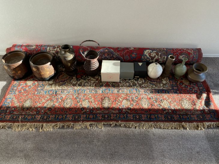 兵庫県宝塚市にてパキスタン産手織り絨毯・竹籠・火鉢・花瓶等陶器