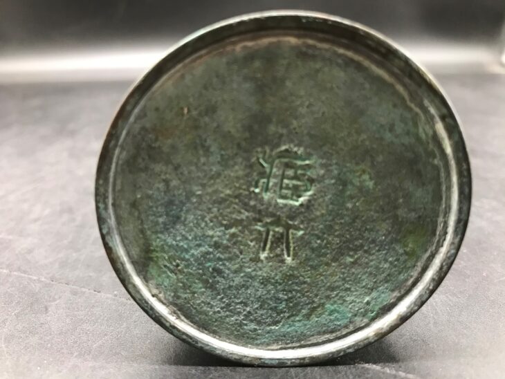 秦蔵六 作「立鼓式 塗金銅花器 」 ｜骨董品買取 緑和堂