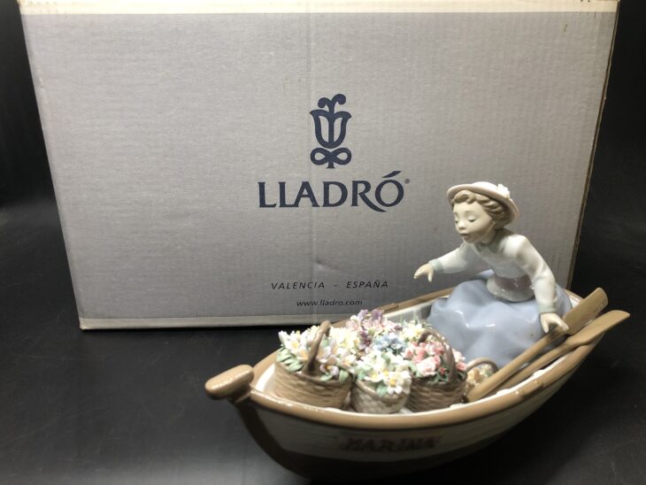 リヤドロ 製 『小舟と花と少女』