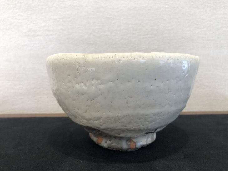 荒川 豊蔵 作『粉吹 茶碗』 ｜骨董品買取 緑和堂