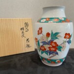 十四代 酒井田柿右衛門 作『濁手 桜花文 花瓶』をお買取させて頂きました。