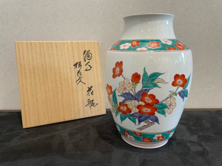 十四代 酒井田柿右衛門 作『濁手 桜花文 花瓶』をお買取させて頂きました。