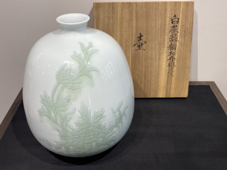 井上萬二 白磁緑釉牡丹彫耳付花瓶 30cm 共箱 栞付-