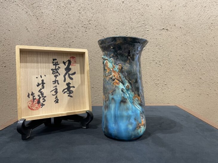 小嶋 千鶴子 作『花壷』をお買取り致しました。