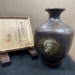 島岡 達三 作『鐡砂釉 象嵌 草花文壷』