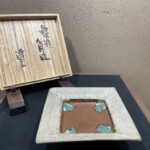 島岡達三 作『象嵌角皿』