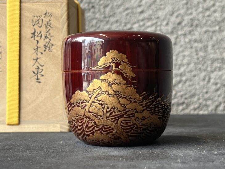川端近左 松葉蒔絵 松ノ木溜青海盆 共箱 共布 直径：約23.5㎝