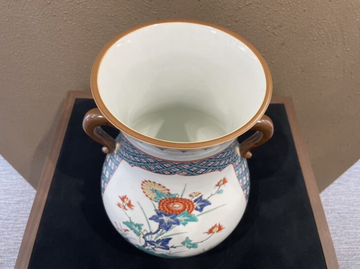 十三代 柿右衛門 作 『濁手 草花地文 花瓶』 ｜骨董品買取 緑和堂