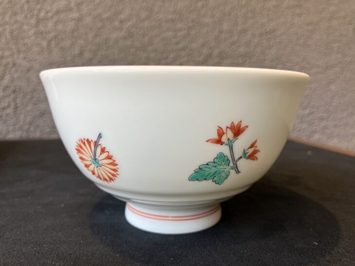 十五代柿右衛門窯 錦 柿文 飯碗 十五代 酒井田柿右衛門 『錦 飯碗 菊散し文』 ｜骨董品買取 緑和堂