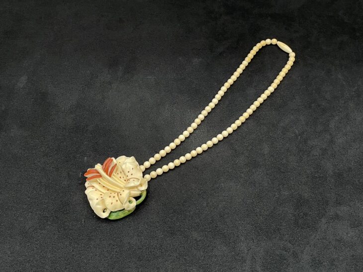 荒巻秀美作　カトレアネックレス、イヤリング　共箱　72g 東Y7-0220☆2F ☆秀美：作 ネックレス イヤリング 蘭 彫刻 共箱☆検索：象牙風 み-38