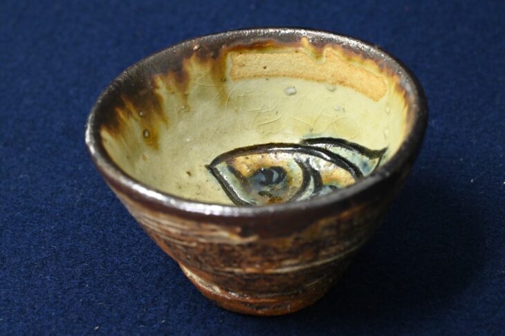 金城次郎の魚の盃 金城次郎 作 『琉球酒杯 魚腸』 ｜骨董品買取 緑和堂