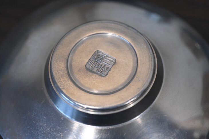 四世 秦 蔵六 造 市川鉄琅 鉄筆 図替 干支彫煎茶 純錫 茶托 五客