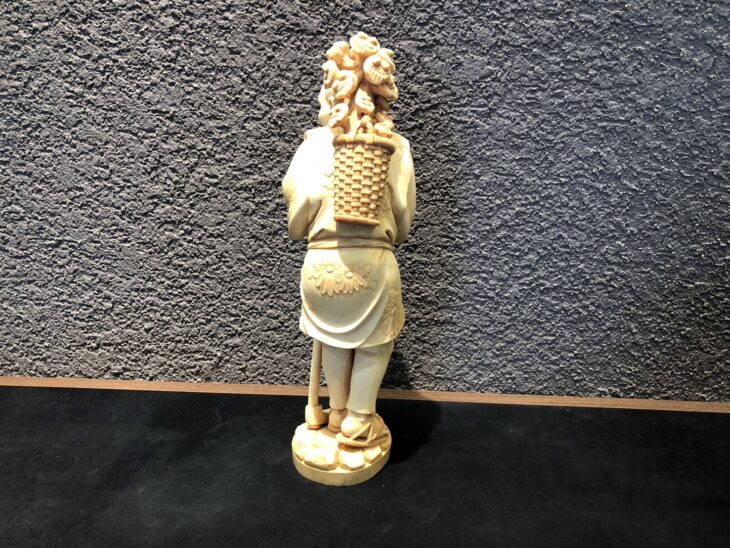 本象牙彫刻『農作業を終えた人物』置物 ｜骨董品買取 緑和堂