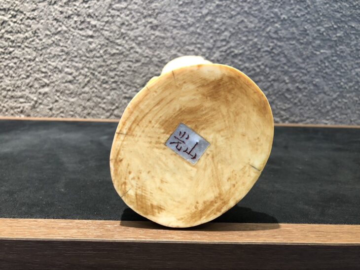 本象牙彫刻『農作業を終えた人物』置物 ｜骨董品買取 緑和堂