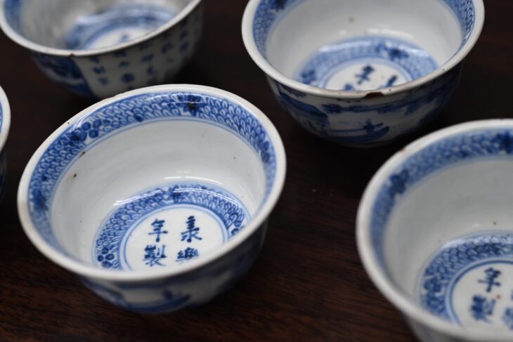 煎茶 染付 碗 五件 時代物(K-LC763) 赤壁図 染付煎茶碗 ｜骨董品買取 緑和堂