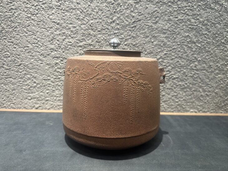 釜師　角谷一圭作　唐銅　銀杏　沈金　蓋置　茶道具 茶器/茶道具 蓋置】 唐銅（唐金） 銀杏沈金 角谷一圭作 – 今屋静香園