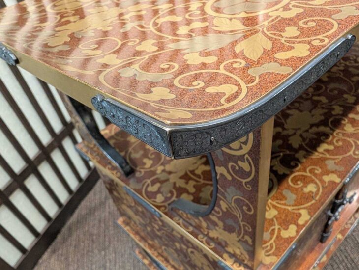 葵紋蒔絵 厨子棚 ｜骨董品買取 緑和堂