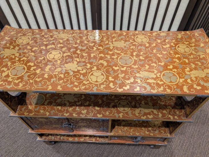 葵紋蒔絵 厨子棚 ｜骨董品買取 緑和堂