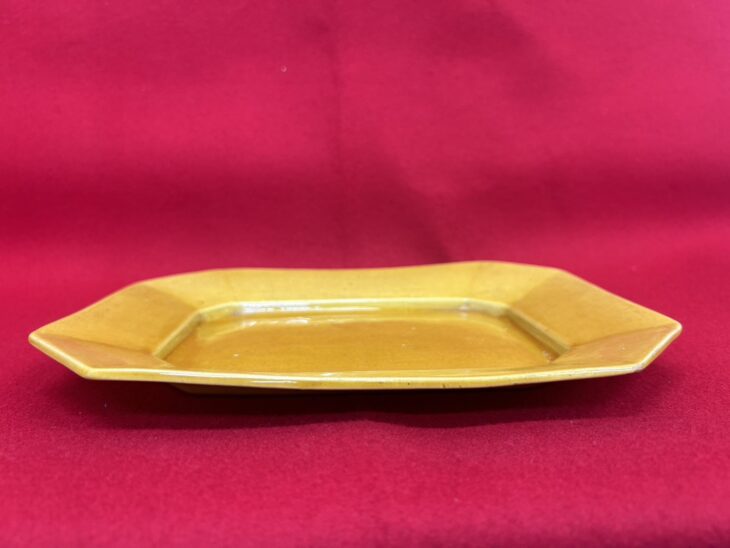 珉平焼 黄釉角皿 ｜骨董品買取 緑和堂
