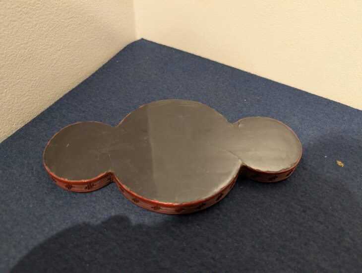 堆朱 人物図 皿 ｜骨董品買取 緑和堂