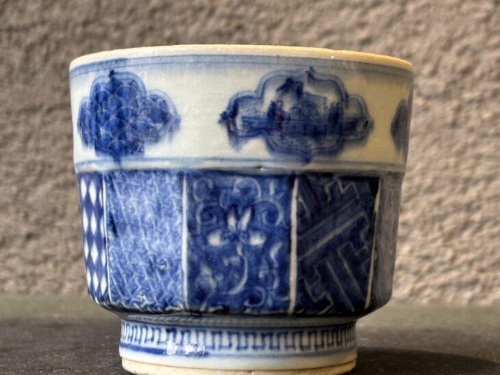 茶碗　骨董品 楽天市場】骨董○無地唐津沓型茶碗○小ニュウあり / 唐津焼