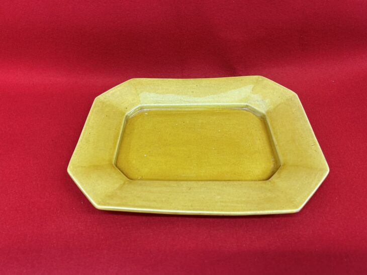 珉平焼 黄釉角皿 ｜骨董品買取 緑和堂