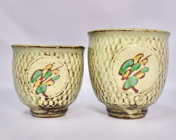 島岡達三『象嵌赤絵草花文夫婦湯呑』