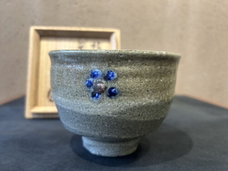 濱田庄司 『塩釉花打 茶碗』 ｜骨董品買取 緑和堂
