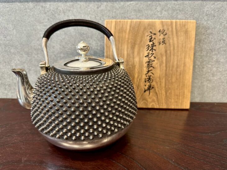 平安 青松堂 『純銀 宝珠形霰大湯沸』