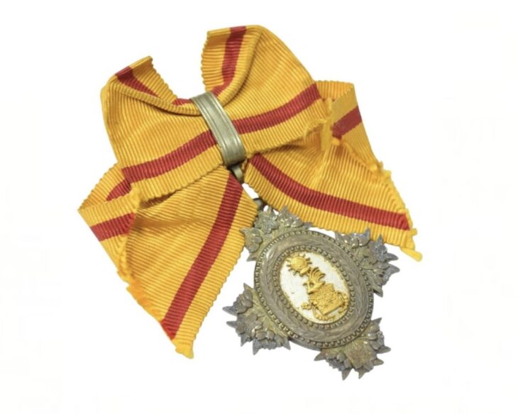 勲八等宝冠章 ｜骨董品買取 緑和堂