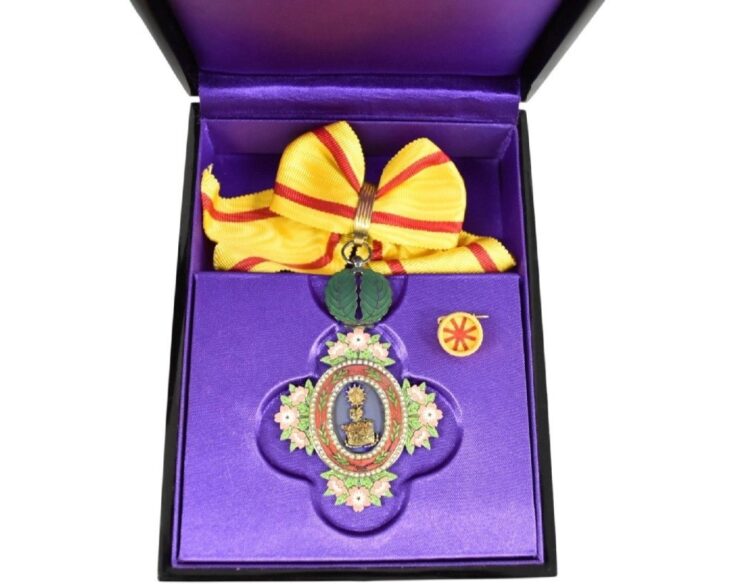 勲五等宝冠章 ｜骨董品買取 緑和堂