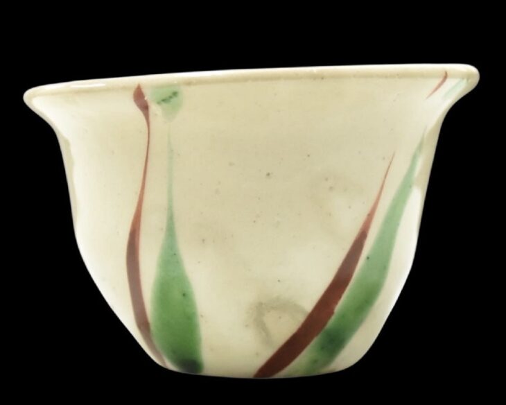 陶芸家　小山冨士夫　酒觴　宋赤絵写　花　ぐい呑　盃　酒器　鎌倉　共箱 小山冨士夫 『赤絵筋文酒觴 盃』 ｜骨董品買取 緑和堂