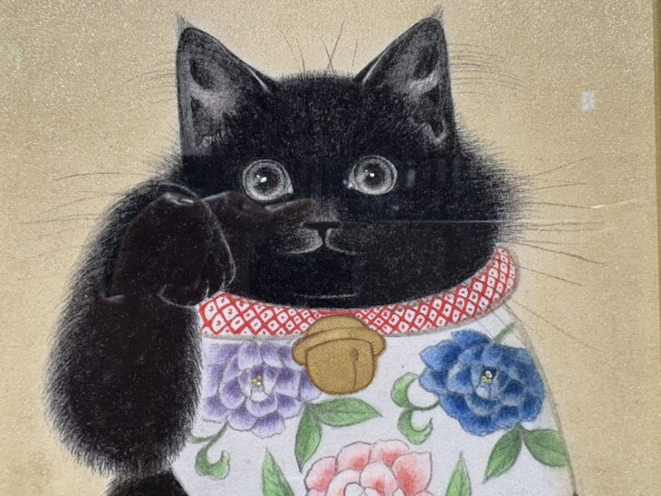 アンティーク作家さんもの瞳が神秘的でまつ毛、体の色彩豊かな蝶々が美しい招き猫 久野 千恵美『招き猫』 ｜骨董品買取 緑和堂