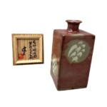 島岡達三 『辰砂釉象嵌草花文 方壷』