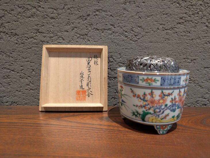 四代三浦竹泉 赤絵 香炉 純銀火屋 松興堂 金彩 四君子 アンティーク 三浦竹泉 『赤絵四君子図 香炉 松興堂 純銀蓋』 ｜骨董品買取 緑和堂