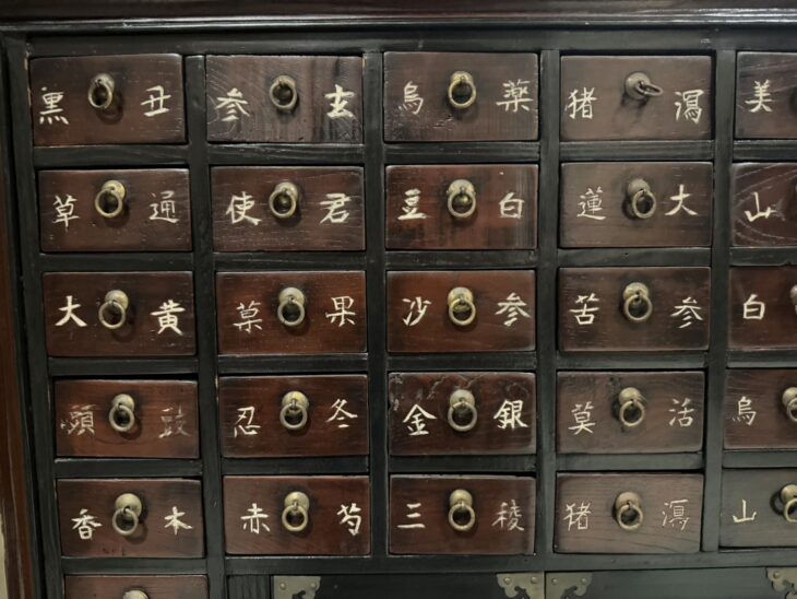 李朝家具 薬箪笥（ヤクジャン） ｜骨董品買取 緑和堂