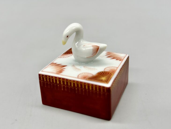 珍品　明治期　赤絵九谷　賢人囲碁遊戯図盃　三客揃　本物保証 R98 本物保証 明治時代 九谷庄三造 金彩赤絵人物図 四寸皿二枚 (皿
