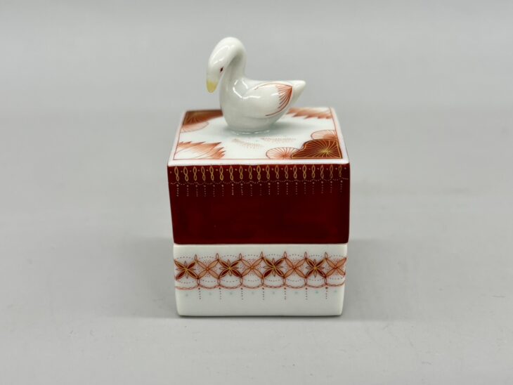 珍品　明治期　赤絵九谷　賢人囲碁遊戯図盃　三客揃　本物保証 R98 本物保証 明治時代 九谷庄三造 金彩赤絵人物図 四寸皿二枚 (皿