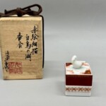 見附正康 『赤絵細描香合 白鳥の湖』
