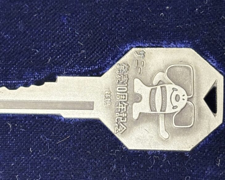 サニー発売10周年記念　純銀製　ニッサン　　１００㌘ 日産 サニー発売10周年記念 純銀製プレート ｜骨董品買取 緑和堂